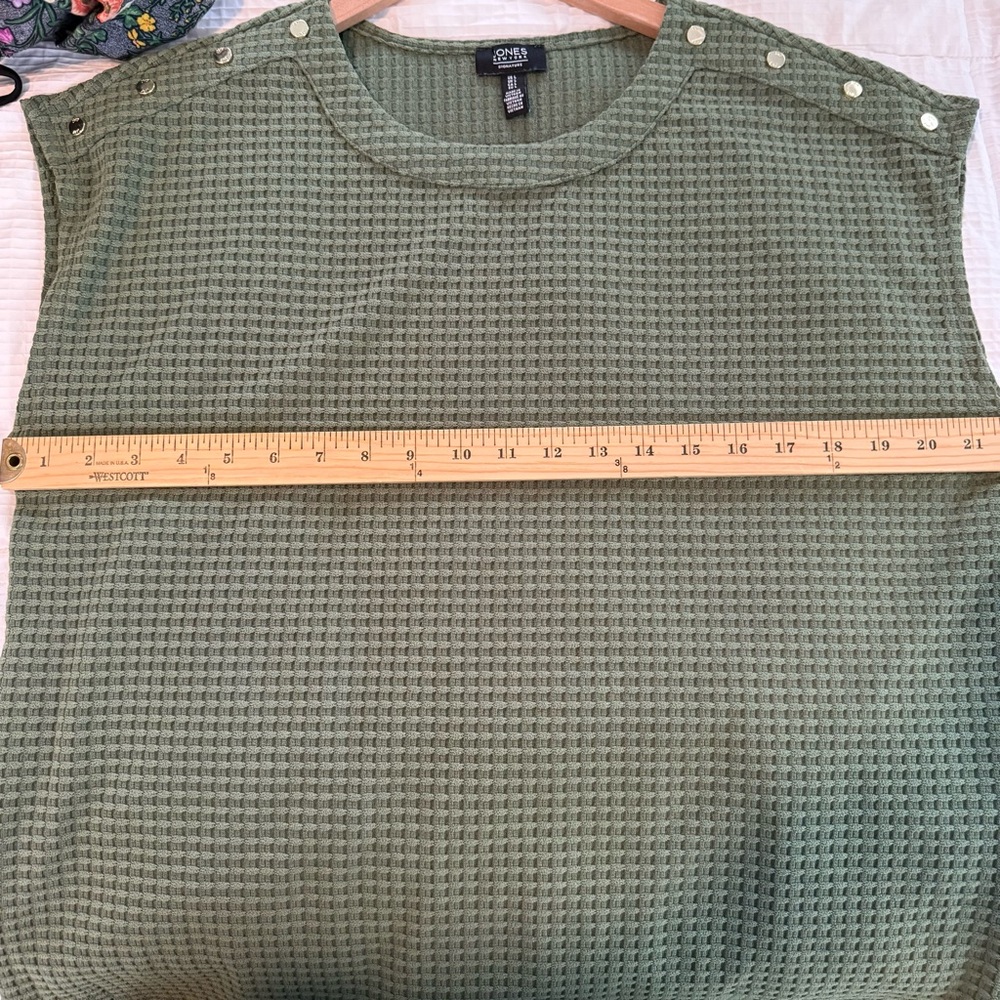 Jones New York Olive Textured Sleeveless Top with Shoulder Buttons, Size L - Picture 8 of 8